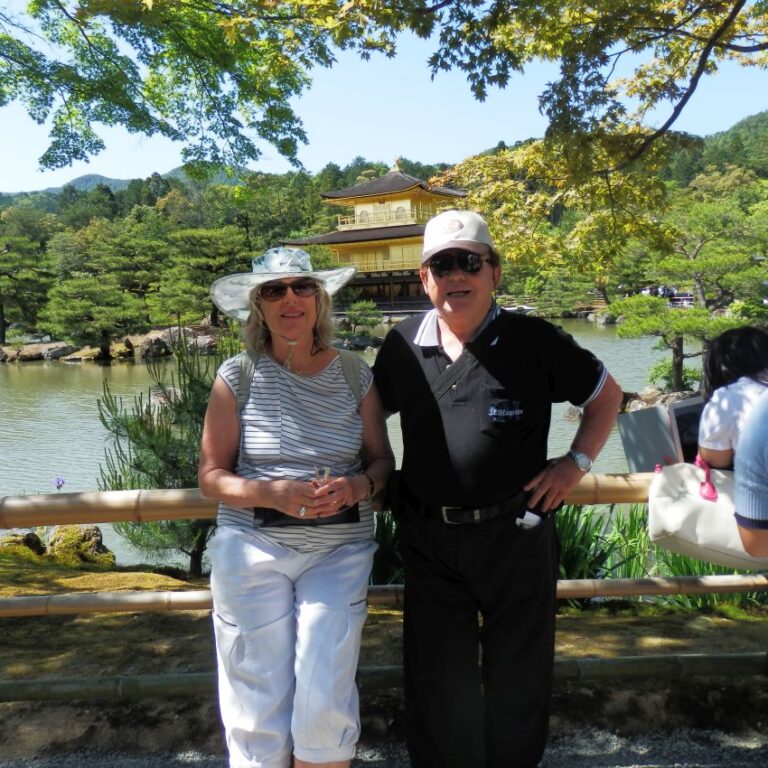 על רקע מקדש הזהב