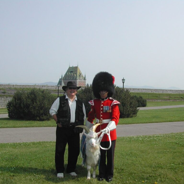 עם חייל בריטי-צרפתי והקמיע של היחידה במסדר בקוויבק סיטי