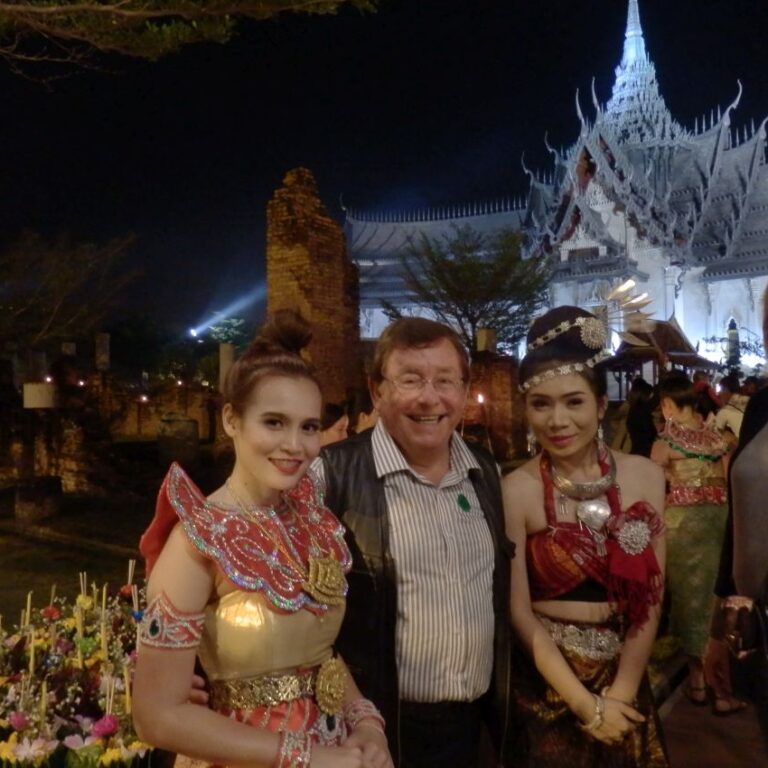 עם נערות ויאטנמיות במופע לכבוד נוסעי הספינה בהאנוי-