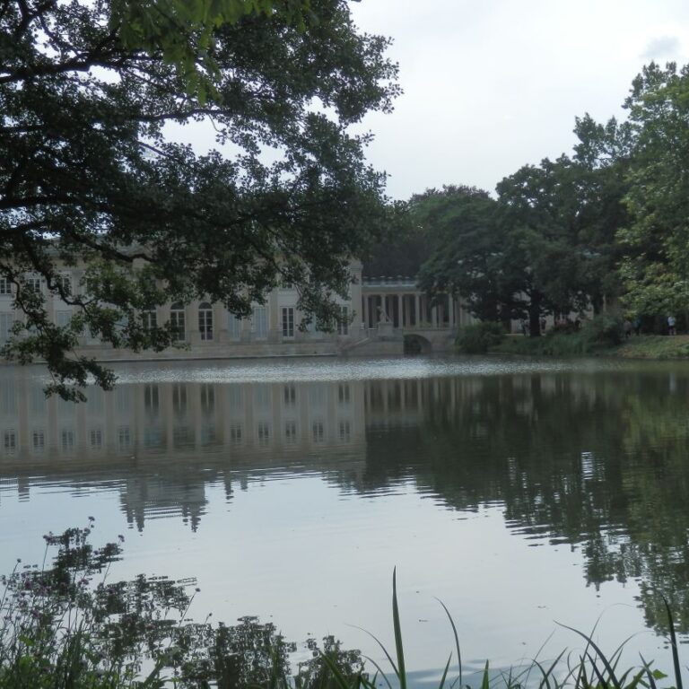 פארק ואזיאנקי= בו נמצא ארמון המים המכונה הבית הלבן