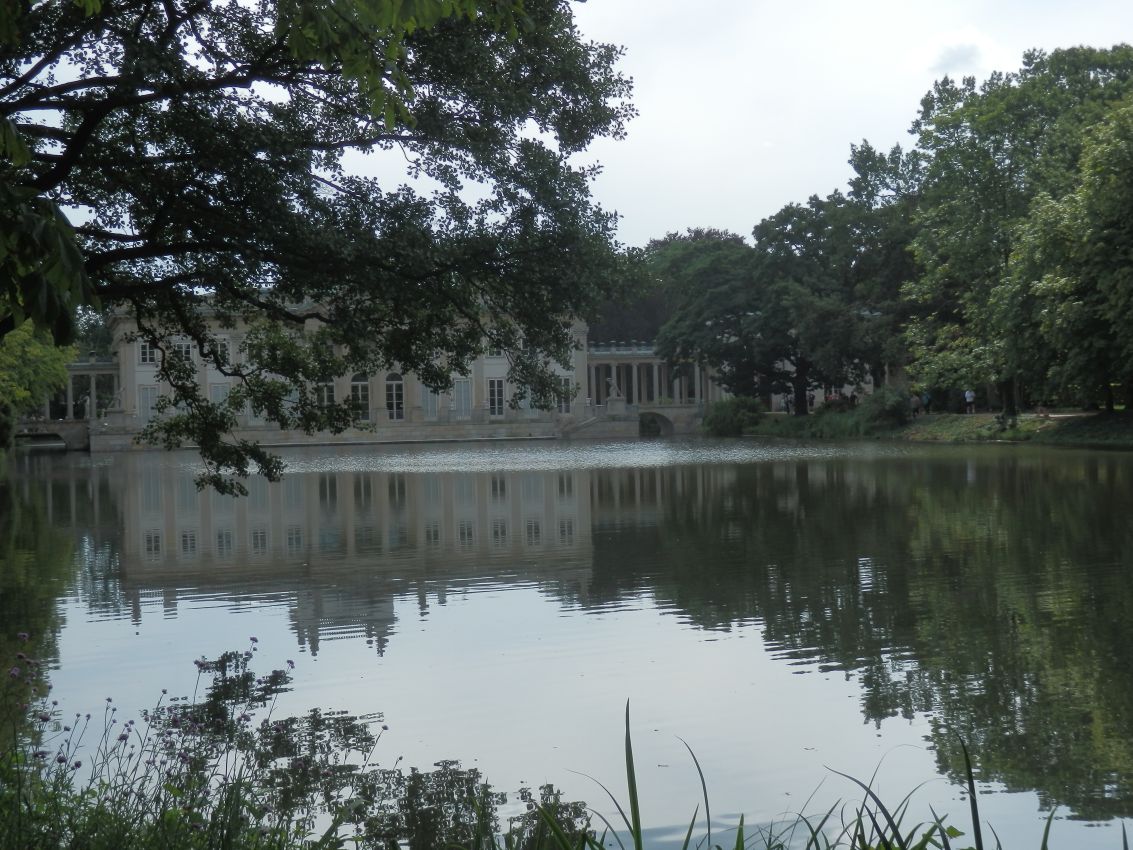 פארק ואזיאנקי= בו נמצא ארמון המים המכונה הבית הלבן