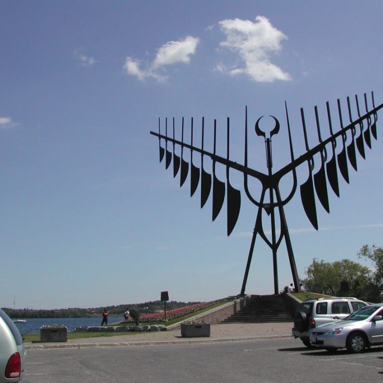 הפסל כנף על שפת האגם בטורנטו