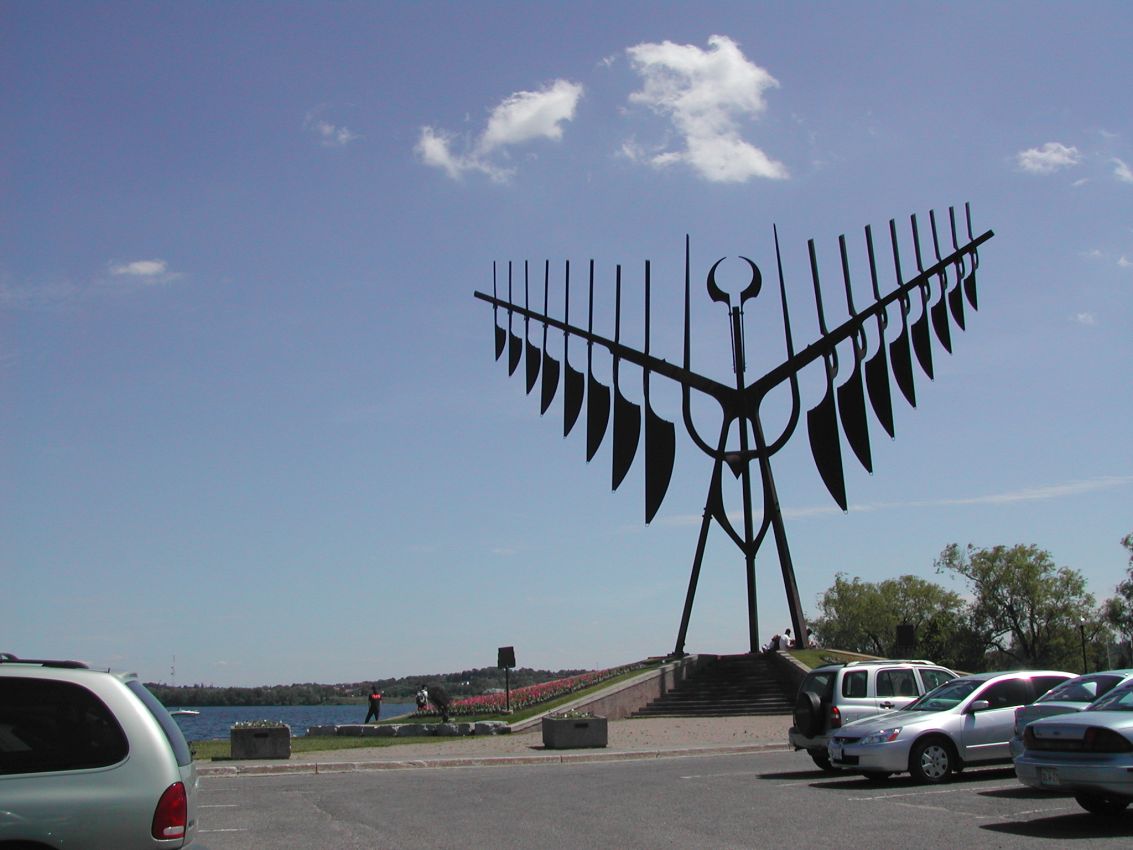 הפסל כנף על שפת האגם בטורנטו