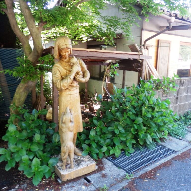 פסל ליד בית בכפר יפני