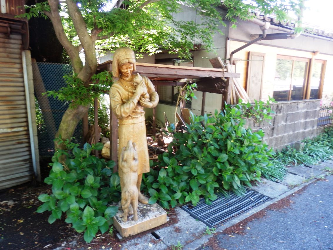 פסל ליד בית בכפר יפני