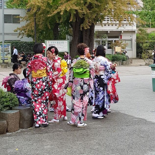 קבוצת נשים בלבוש מסורתי בטוקיו חוגגות חג בודהיסטי