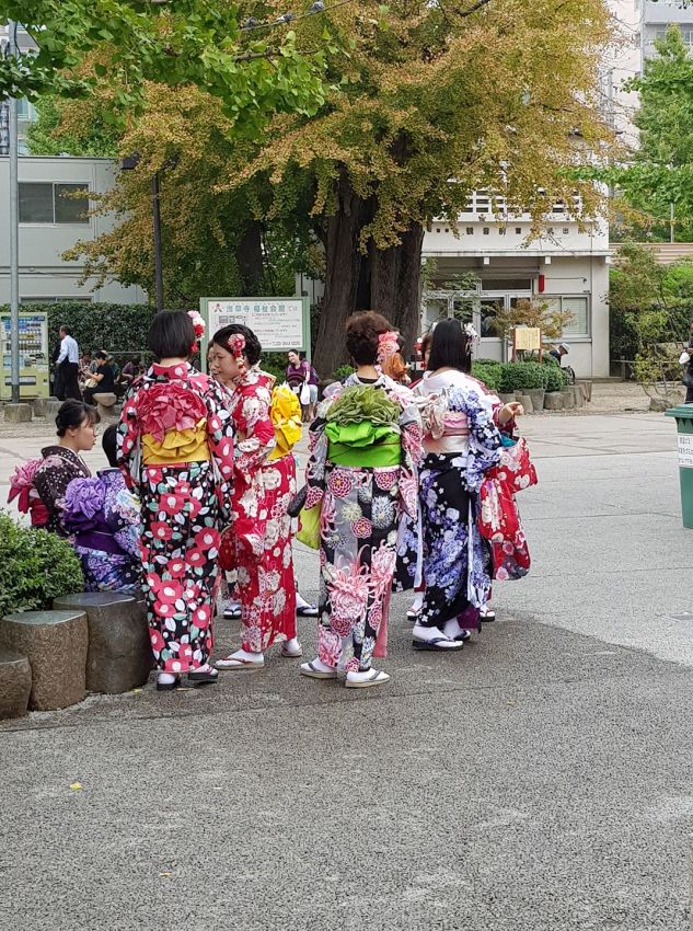 קבוצת נשים בלבוש מסורתי בטוקיו חוגגות חג בודהיסטי