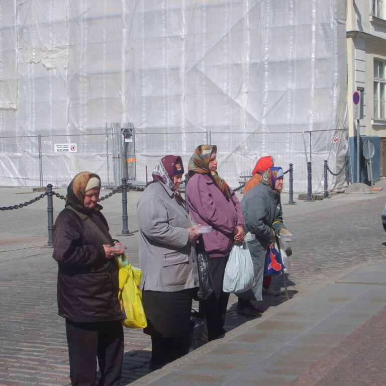 קבצניות ליד הקתדרלה המפוארת בטאלין, אסטוניה