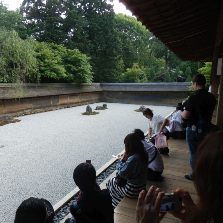 קהל יפני מתמזג עם הפילוסופיה היפנית