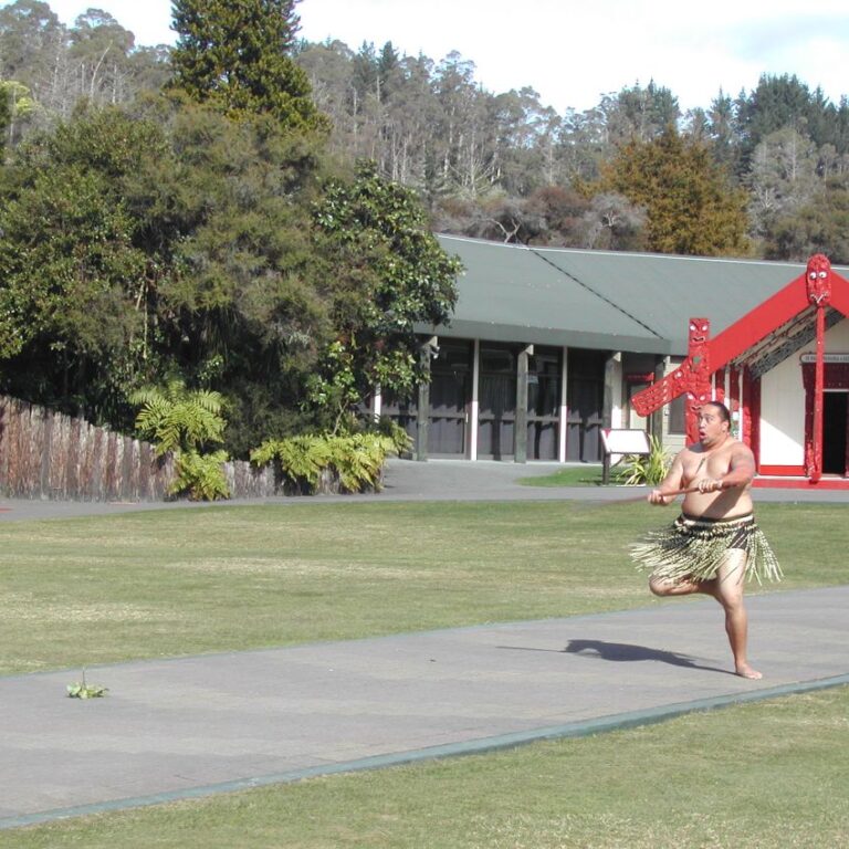 ראש השבט המאורי מקבל אורחים בהפחדות