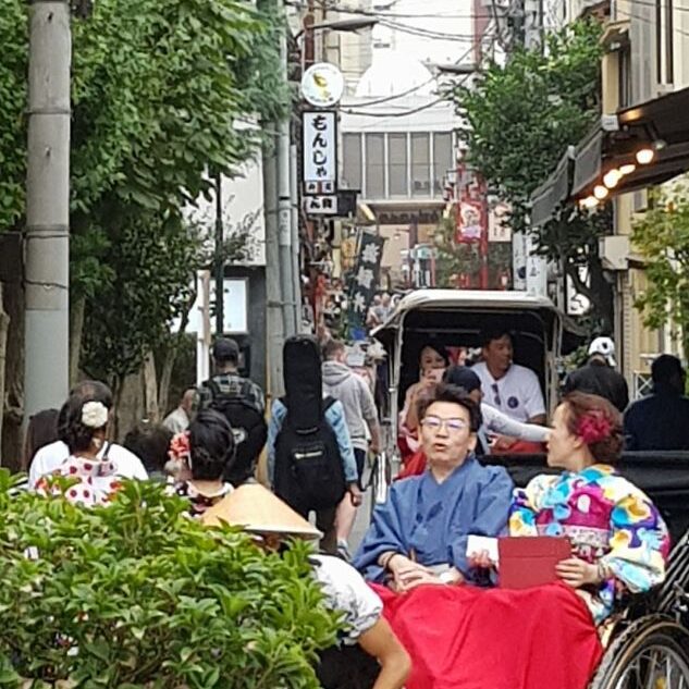 רוכבי ריקשות חיים בשלום עם המכוניות הכי מודרניות