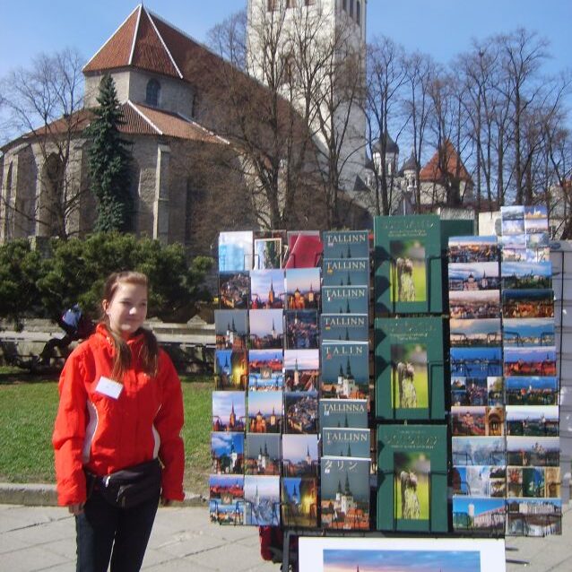 רוכלת צעירה בטאלין, אסטוניה