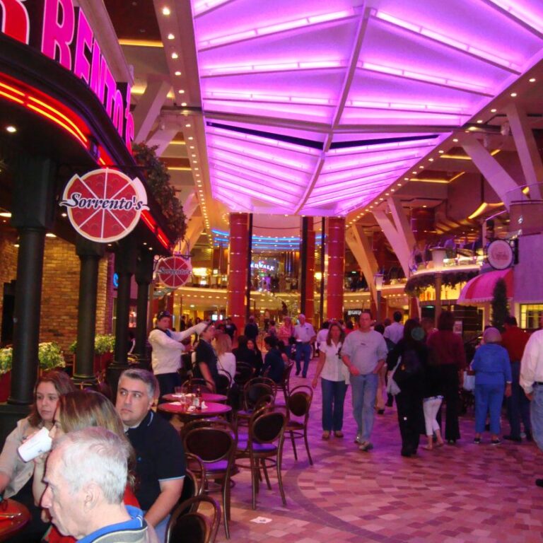 רחוב בספינת הענק