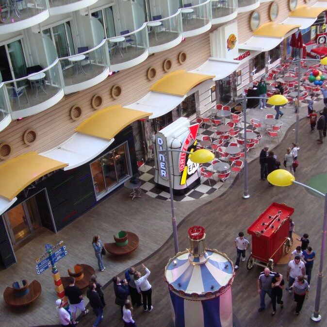 רחוב בספינת הענק "אואזיס אוף דה סי"