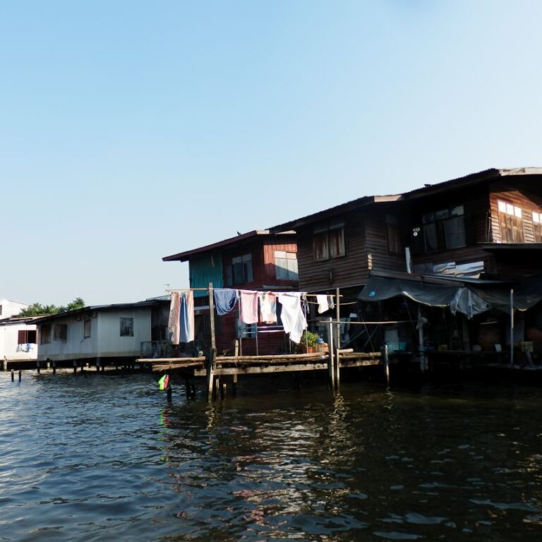 שגרת חיים ברחובות הנהר של בנגקוק, תאילנד-