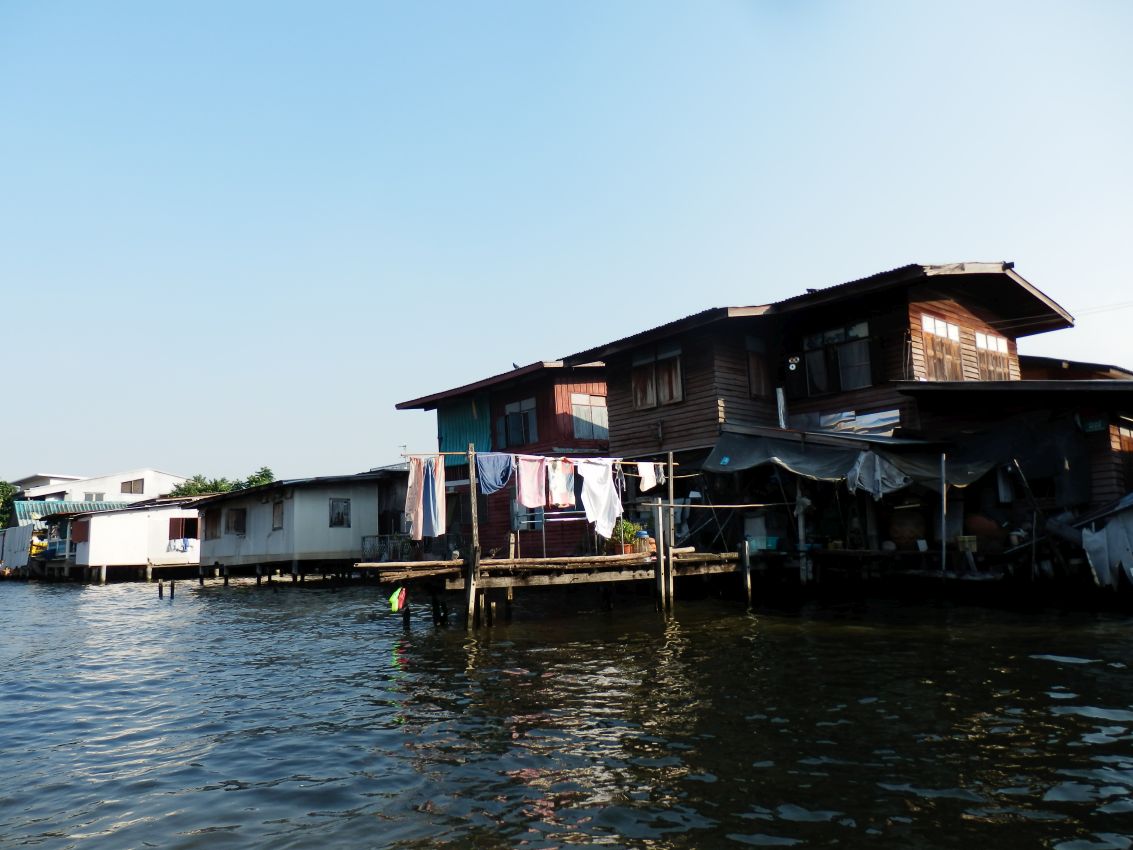 שגרת חיים ברחובות הנהר של בנגקוק, תאילנד-
