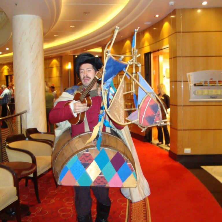 שחקן בריטי בספינה בדרך להופעה