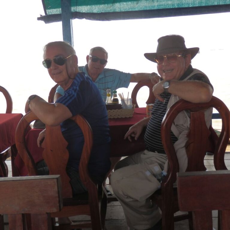 שטים על נהר המקונג