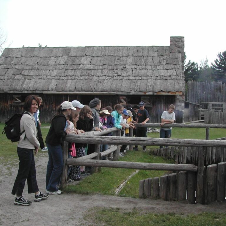 תלמידים באים ללמוד על אורח החיים בשמורה