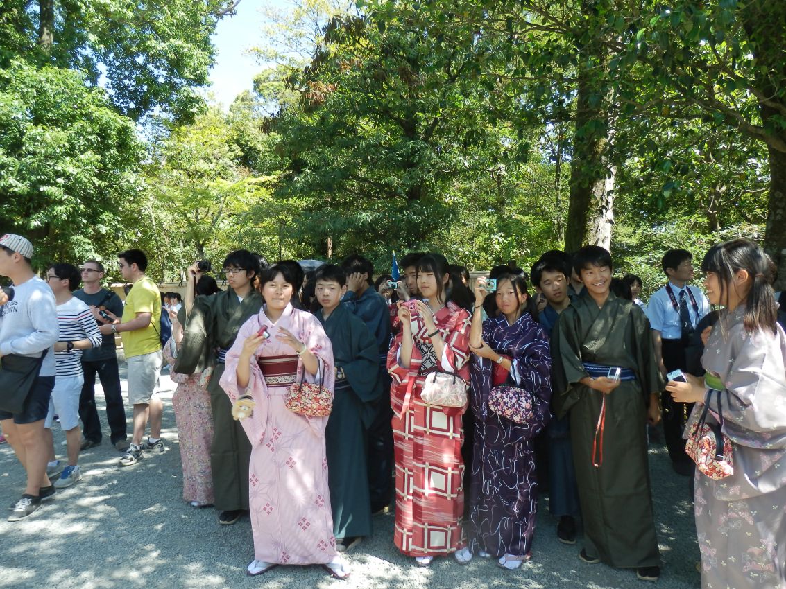תלמידים בלבוש מסורתי