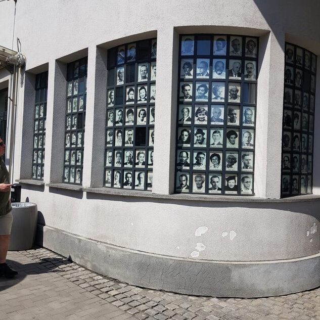 תמונות הניצולים מרשימת שינדלר , המפעל ששכן בקרקוב