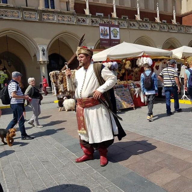 תקופת חמלינצקי בה נרצחו אלפי יהודים במרידה שניהלו הקוזקים נגד השלטון הפולני, דמות של קוזאק בשוק של קרקוב