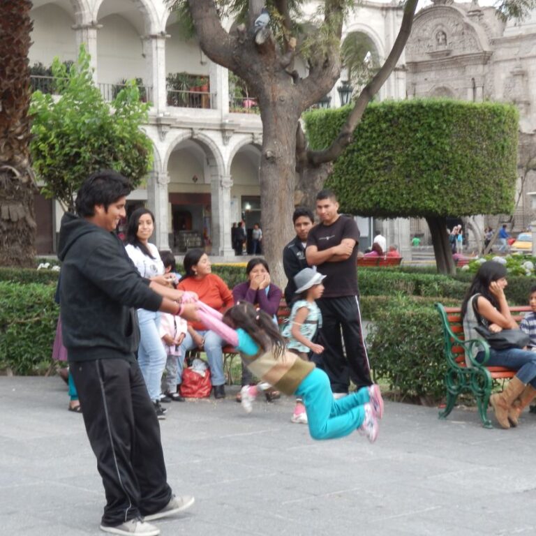 אב פרואני משתעשע עם בתו