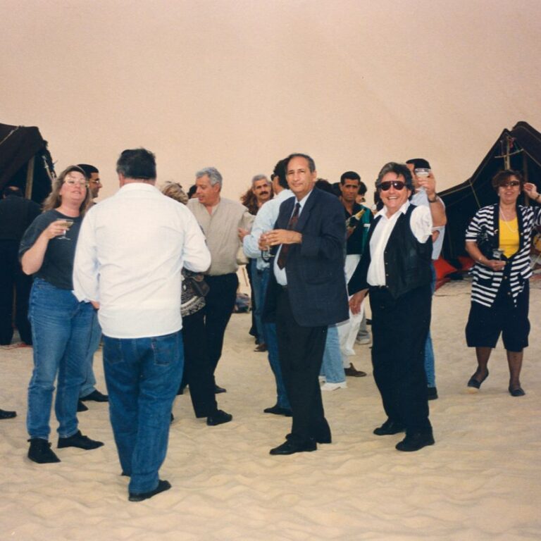 אורחים של חברי פרלמנט תוניסאים ב"חאפלה" שנערכה בדיונות במדבר סהרה