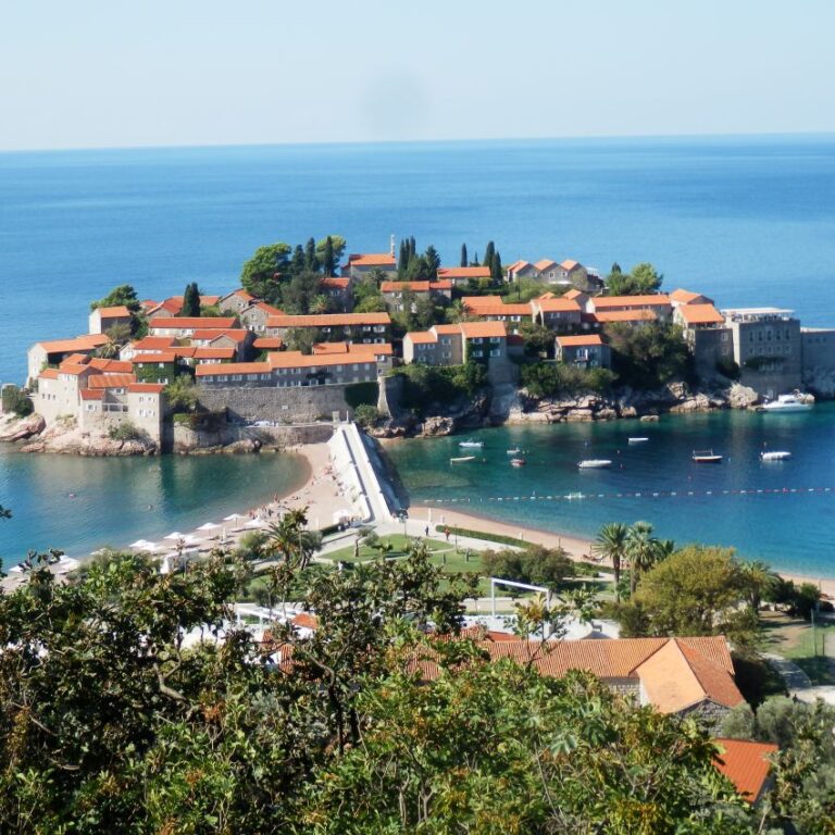 אי מיושב בצמוד לחוף הים האדריאטי במונטנגרו