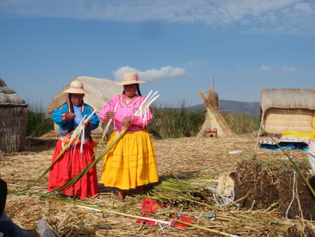 אינדיאניות מדגימות את אופן שזירת הבסיס לאיים הצפים אינדיאניות מדגימות את אופן שזירת הבסיס לאיים הצפים