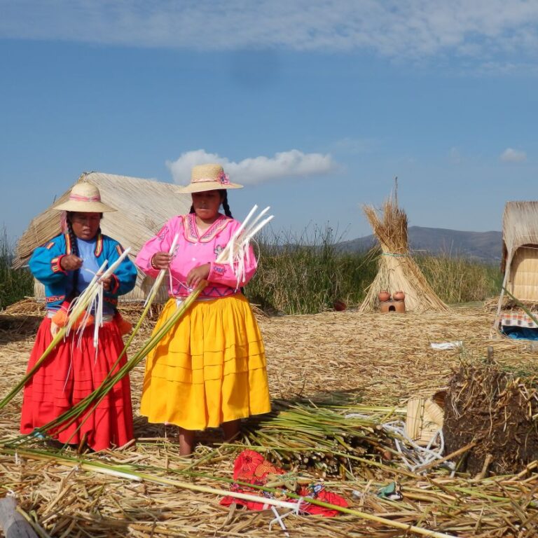אינדיאניות מדגימות את אופן שזירת הבסיס לאיים הצפים