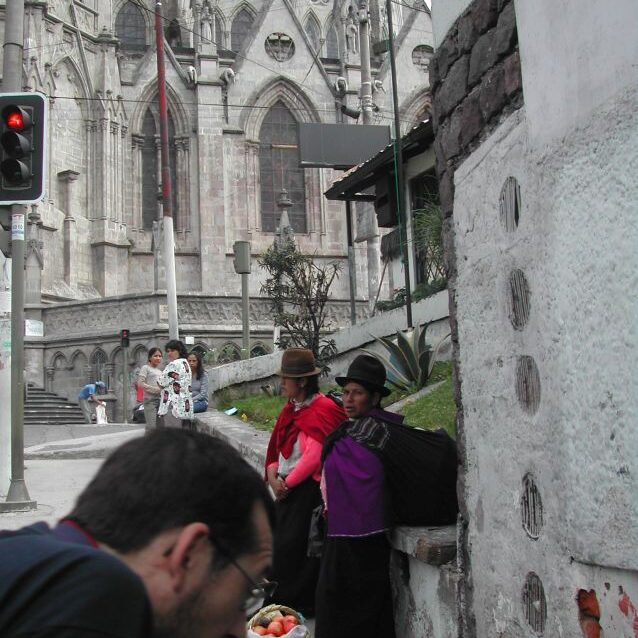 אינדיאנים על רקע מבנים קולוניאלים
