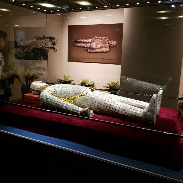 איש הג'אד במוזיאון, הסינים האמינו שאם יכסו את המלך בג'אד זה יקנה לו חיי נצח