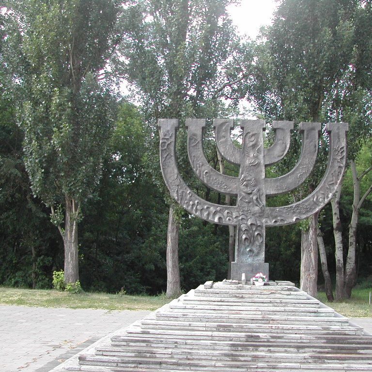 אנדרטה ב"באבי יאר", בקייב לזכר הנרצחים