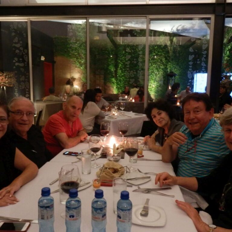 ארוחה בפרו בטיול לדרום אמריקה עם אלפרד ואדית, איתן וצופיה