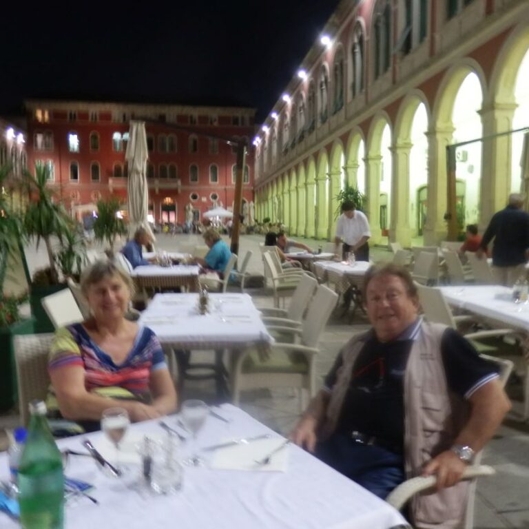 ארוחת ערב בספליט, עיר על חופה המרשים של קרואטיה במהלך הפלגה בים האדריאטי