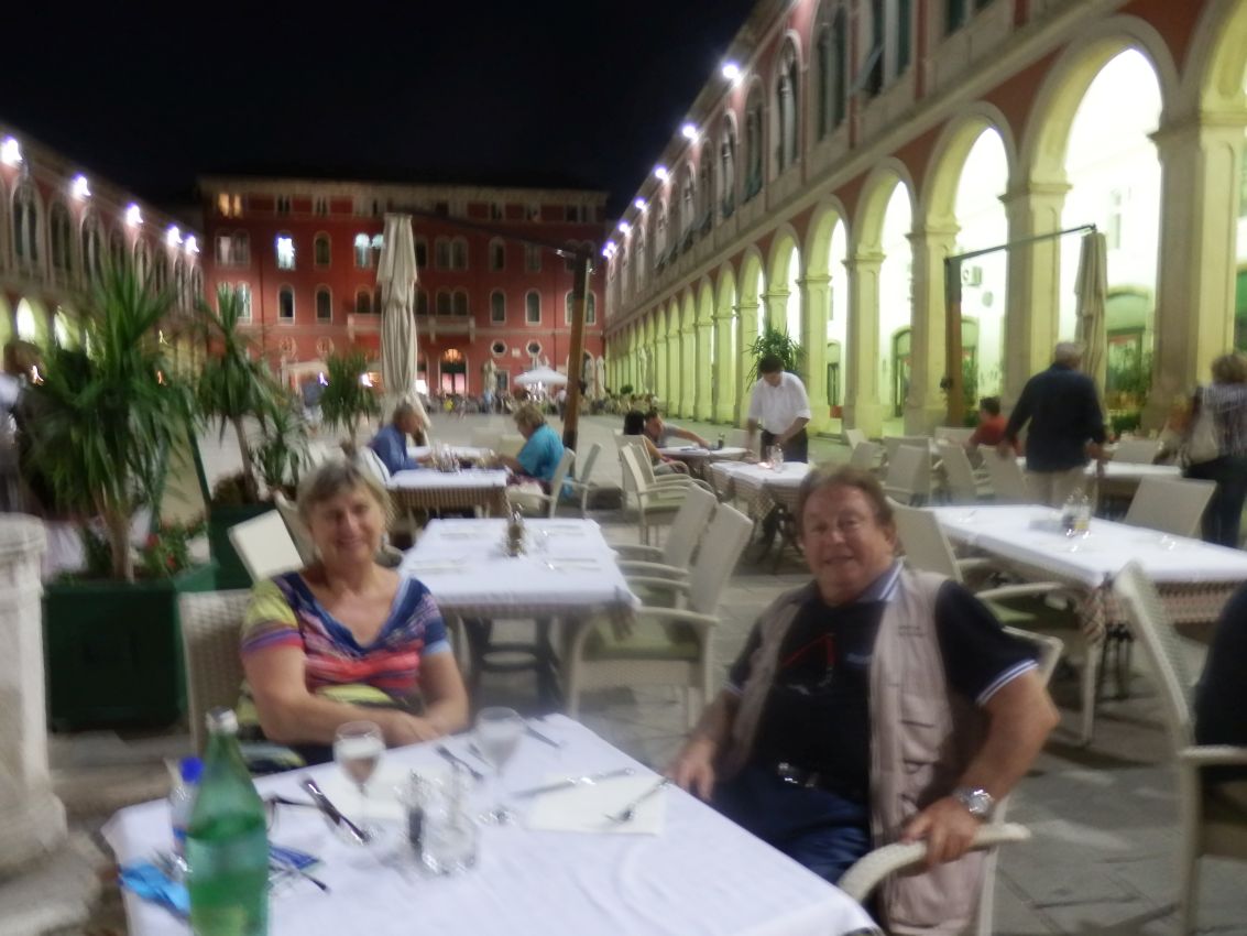 ארוחת ערב בספליט, עיר על חופה המרשים של קרואטיה במהלך הפלגה בים האדריאטי