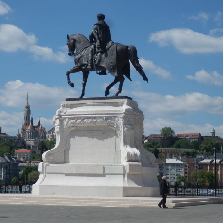 בודפשט מלאה באנדרטאות של גיבורים הונגריים