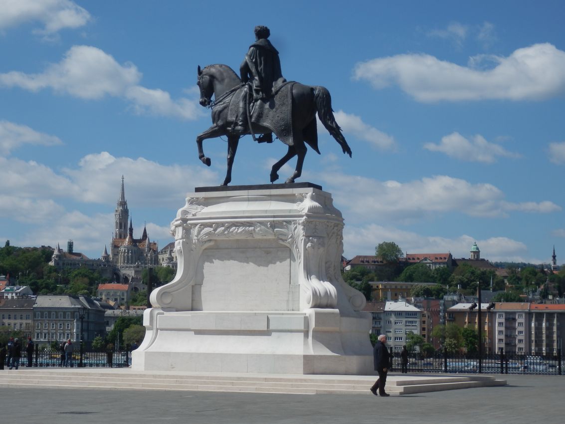 בודפשט מלאה באנדרטאות של גיבורים הונגריים