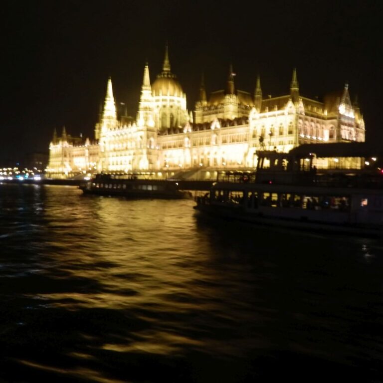 בנין הפרלמנט ההונגרי מואר באור יקרות