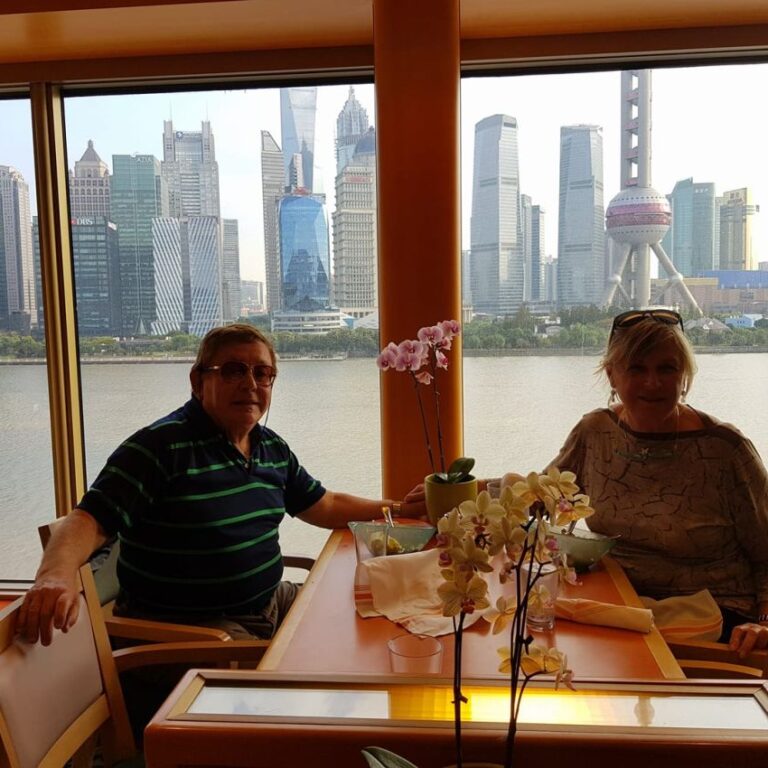 בעיר העתיקה של שאנגחאי מצטופפים מבקרים וברקע ניבטים גורדי השחקים של העיר החדשה