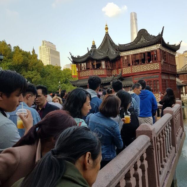 בעיר העתיקה של שאנגחאי מצטופפים מבקרים וברקע ניבטים גורדי השחקים של העיר החדשה