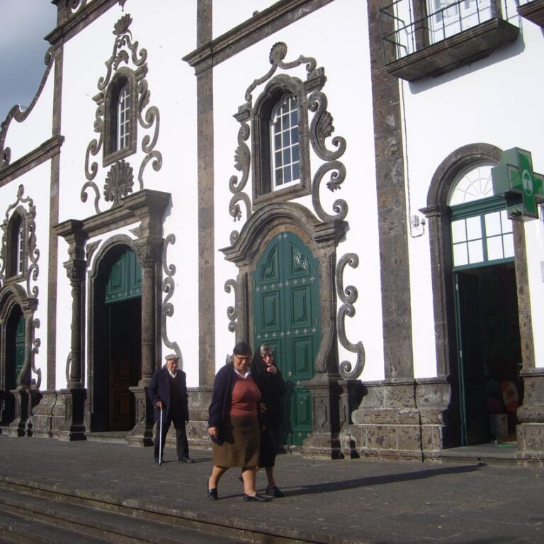 בתים באי מדירה