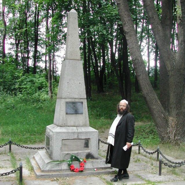 גבאי בעיר אומן ליד המצבה לנרצחים