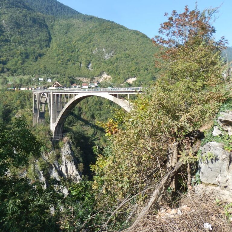 גשר מעל קניון עמוק בהרי מונטנגרו