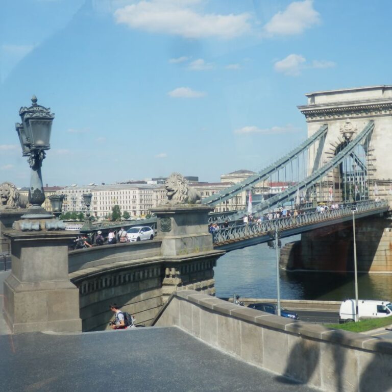 גשר תלוי הנקרא בשם גשר השלשלאות מעל הדנובה נבנה ב-1849