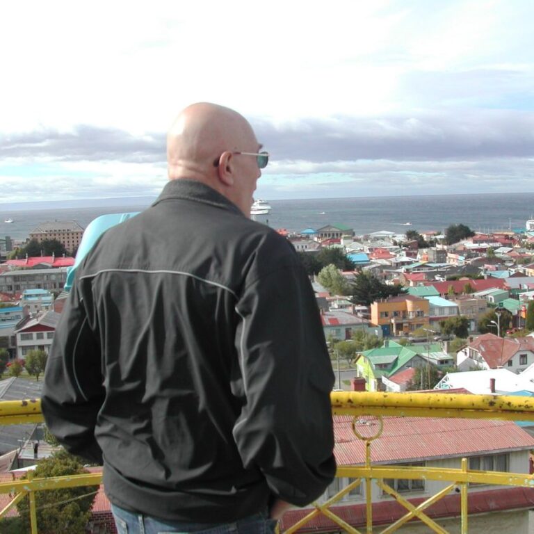 דוד אורון משקיף על פורט מורנוס בצ'ילי