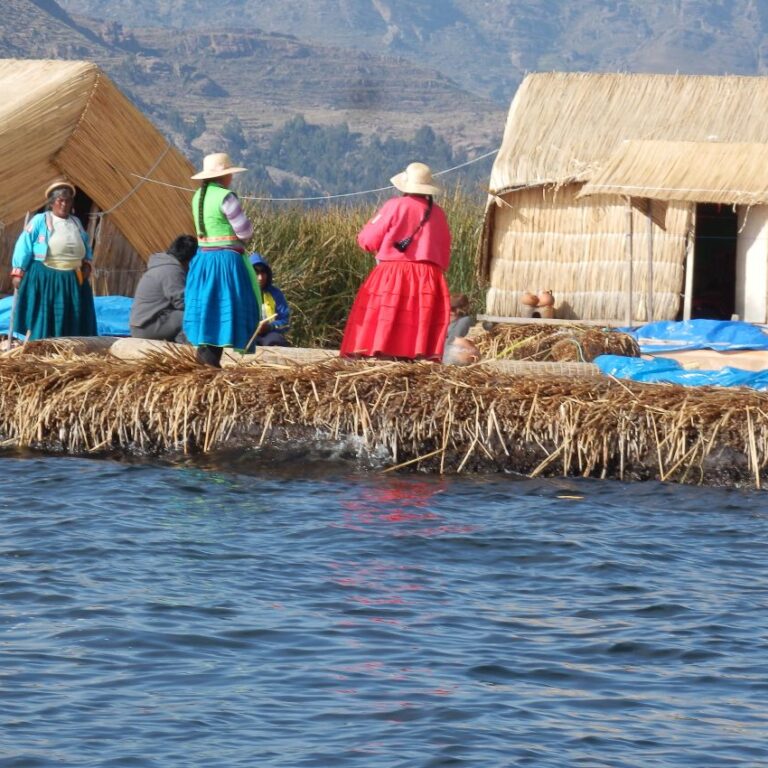 האיים הצפים בימת טיטיקקה בבוליביה