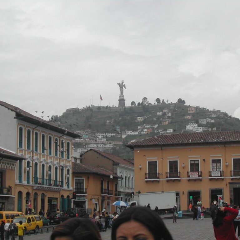 האלה משגיחה על העיר קיטו