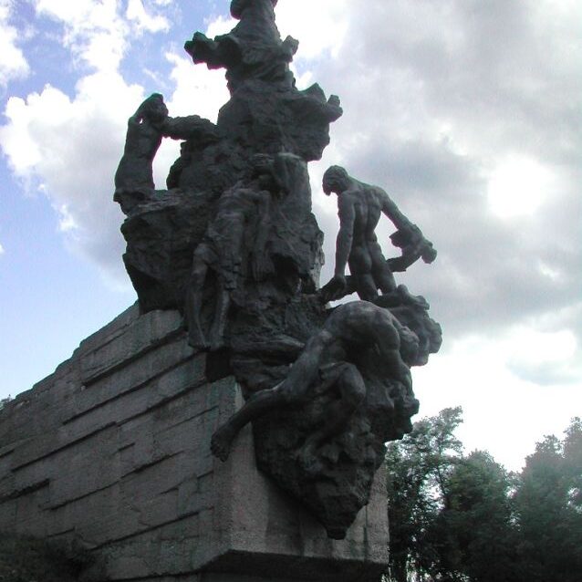 האנדרטה הרוסית לחללי "באבי יאר" מבלי להזכיר את החללים היהודים